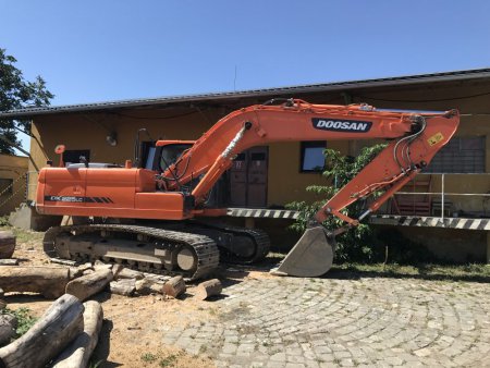 Pásový bagr Doosan DX 225