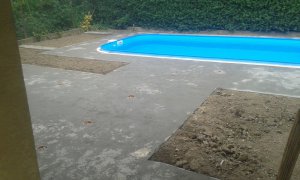 Výstavba bazénu a terénní úpravy